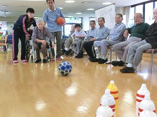 デイサービスでボーリング大会