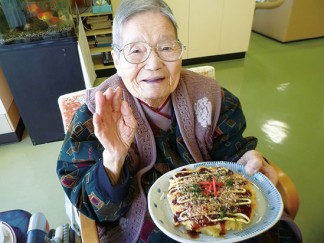 ケアハウスでお好み焼き作り