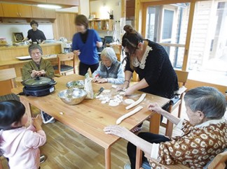 交流会で水餃子を作りました