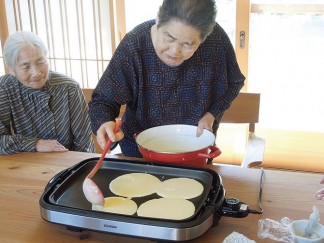 クレープ作りを楽しみました