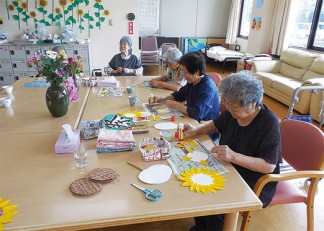 壁面は向日葵の花でいっぱい