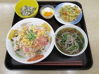 ちらし寿司で昼食をちょっと豪華に