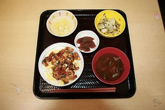 昼食にうな丼を味わいました