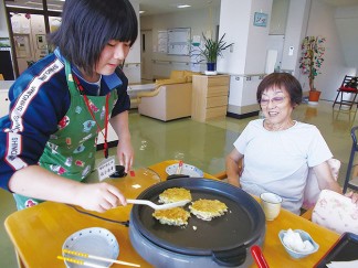 夏休みにケアハウスで体験ボランティア