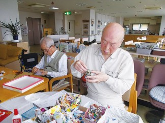 新聞の広告チラシでふくろう作り