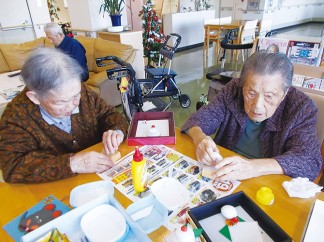 ケアハウスで小さくて可愛いお飾り餅を作りました