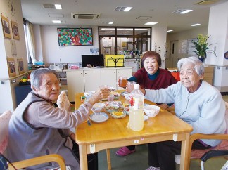 ケアハウスで毎年恒例の新年家族懇親会を開催