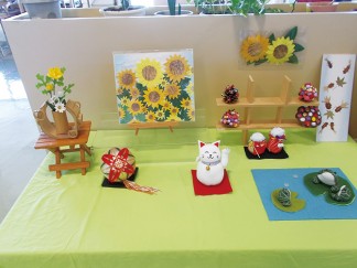 みなみ苑のホールにご利用者の作品を飾りました
