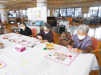 南知多町デイサービスで年末恒例のカレンダー作り