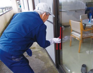 大掃除で窓拭きをしました