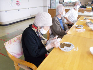 みなみ苑「柏餅作り」