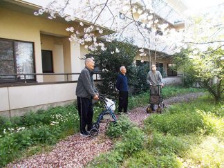 みなみ苑「ちょっと裏庭に散歩」