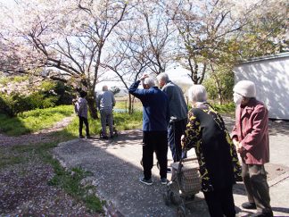 みなみ苑「ちょっと裏庭に散歩」