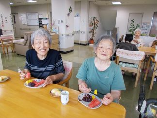 みなみ苑「フルーツで水分補給」