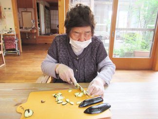 そよかぜデイサービス「茄子の収穫」