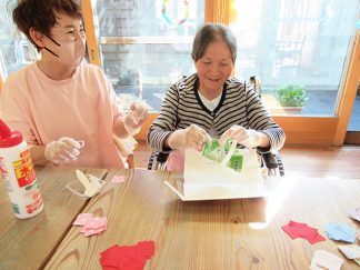 そよかぜデイサービス「小物入れ作り」