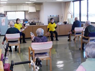 みなみ苑「元気に 100 歳体操」
