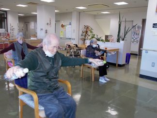 みなみ苑「元気に 100 歳体操」