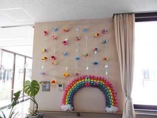 南知多町デイサービスセンター「傘と虹の壁飾り “ 晴れたらいいな ”」