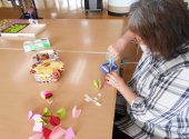 南知多町デイサービスセンター「傘と虹の壁飾り “ 晴れたらいいな ”」