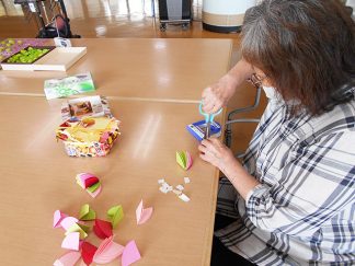 南知多町デイサービスセンター「傘と虹の壁飾り “ 晴れたらいいな ”」