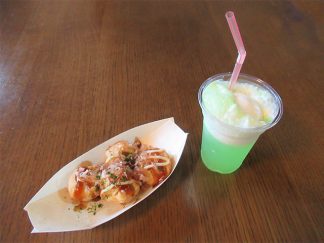 おやつは、たこ焼きとクリームソーダを用意しました