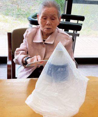 あい寿の丘「うちわでゲーム」