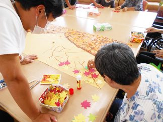 南知多町デイサービス「秋の壁面（五重塔と紅葉・夕暮れの紅葉）」