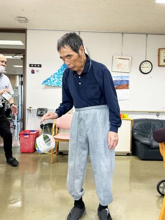 牛乳パックでポンポン