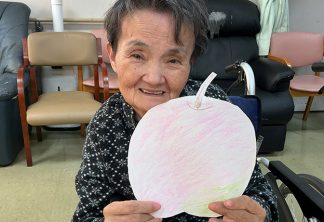 あい寿の丘「りんごの皮むきゲーム」