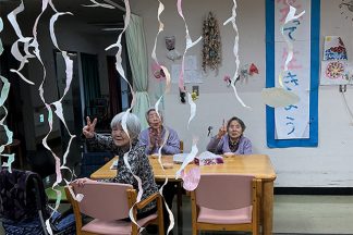 あい寿の丘「りんごの皮むきゲーム」