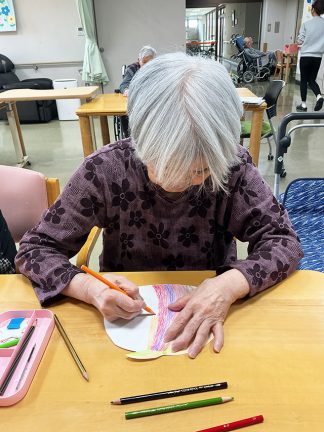 あい寿の丘「みかんのぬり絵」
