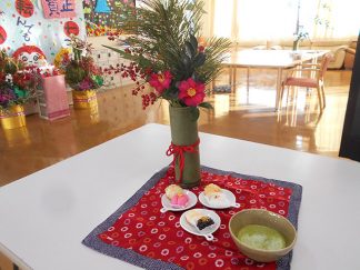 南知多町デイサービスセンター「正月の生菓子、お抹茶」
