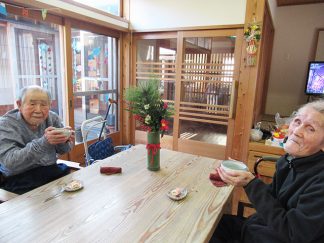 南知多町デイサービスセンター「正月の生菓子、お抹茶」
