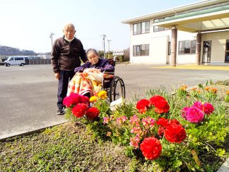 みなみ苑「育てた花と一緒に夫婦で記念撮影」