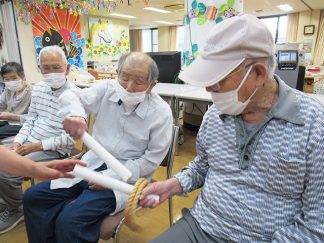 南知多町デイサービスセンター「投げ輪送りゲーム」