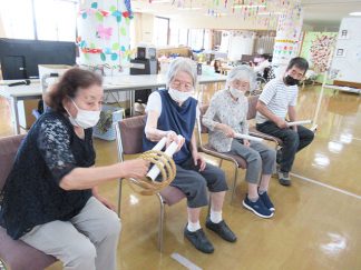 南知多町デイサービスセンター「投げ輪送りゲーム」