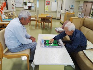 みなみ苑「オセロゲーム・将棋で勝負」