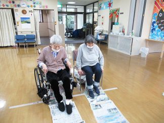 南知多町デイサービスセンター「新聞紙足漕ぎ競争」