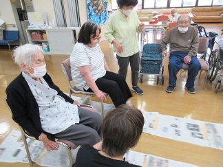 南知多町デイサービスセンター「新聞紙足漕ぎ競争」